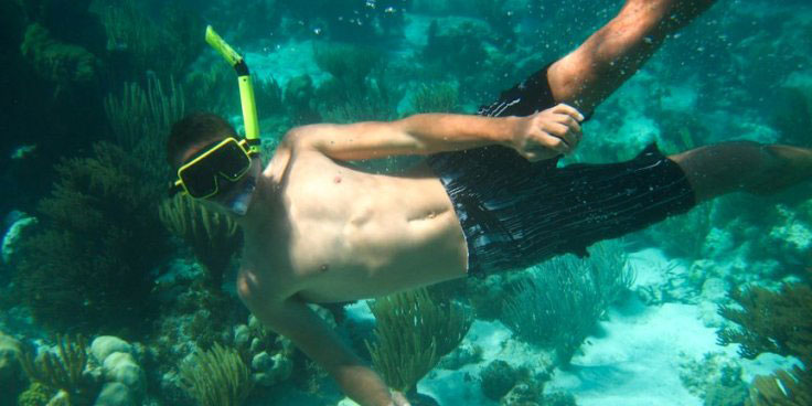 snorkeling underwater bahamas